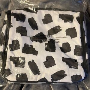 Black and White hanging toiletry bag